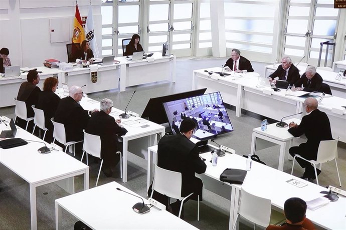Vista general del juicio por el accidente del Alvia visto desde la pantalla por la que los medios de comunicación lo observan, en la Cidade de la Cultura de Santiago de Compostela, a 6 de octubre de 2022, en Santiago de Compostela, A Coruña (España). El