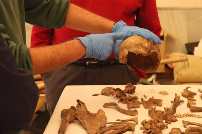 Un familiar de Augusto Curty Martínez, asesinado en agosto de 1936 y cuyos restos pueden ser los hallados en una de las fosas del Cementerio de San José, ha acudido para entregar muestras de ADN.