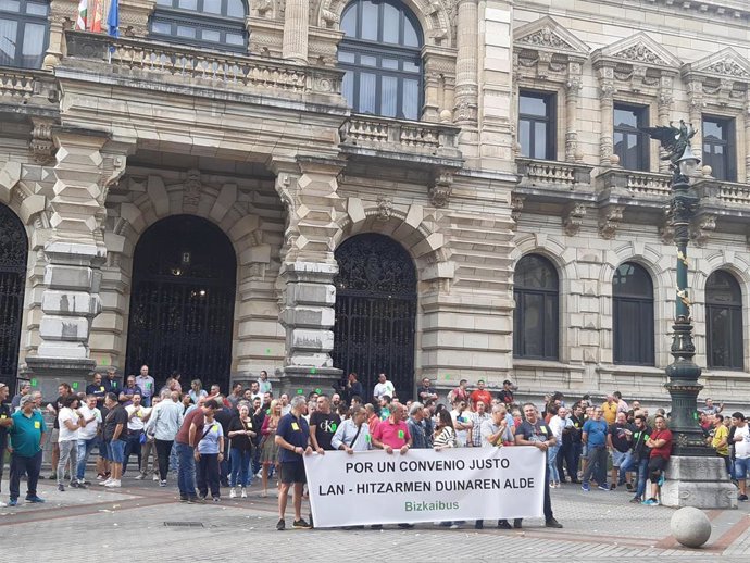 Concentración de trabajadores de las operadoras de Bizkaibus Busturialdea Lea Artibai, Ezkerraldea Meatzaldea Bus y Vectalia ante la Diputación de Bizkaia.