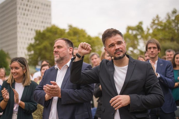El portaveu d'ERC al Congrés i candidat a l'Alcaldia de Santa Coloma de Gramenet (Barcelona),  Gabriel Rufián, al costat del líder d'ERC, Oriol Junqueras, en la presentació de Rufián com a alcaldable al municipi barceloní