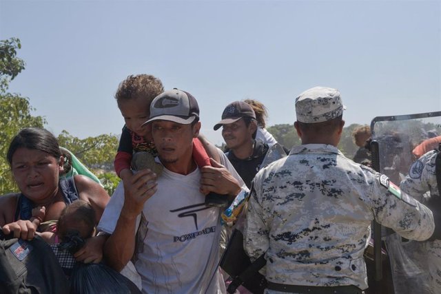 Archivo - Migrantes siguen en la frontera de México