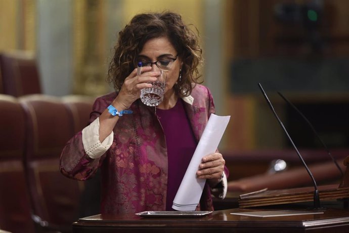 La ministra de Hacienda, María Jesús Montero, bebe agua durante una sesión plenaria, en el Congreso