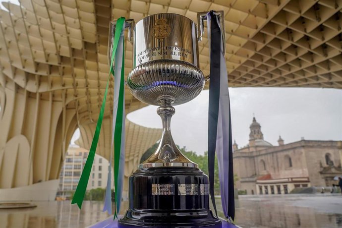 Archivo - El trofeo de la Copa del Rey de fútbol