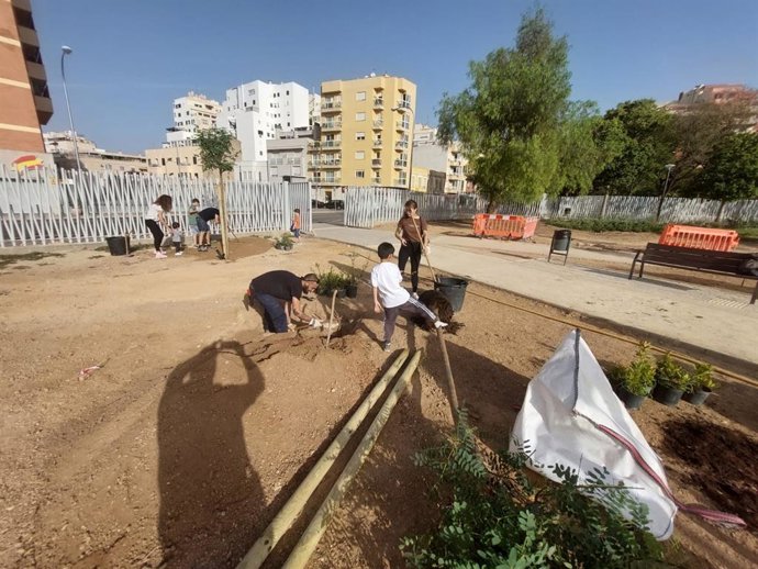 Los vecinos del parque Wifi participan en la primera siembra de la temporada