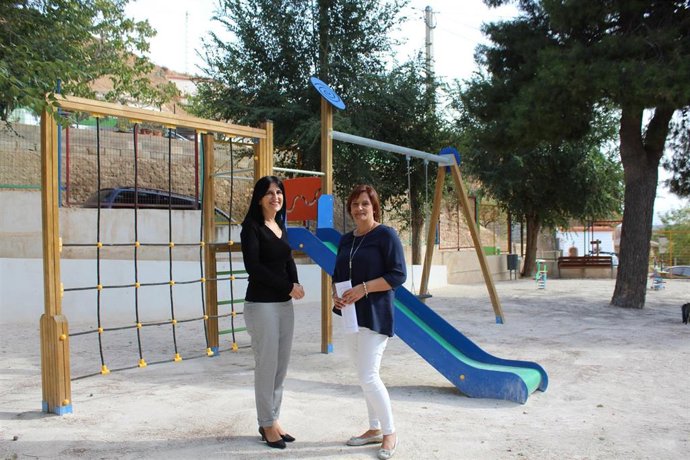 La subdelegada del Gobierno en Granada, Inmaculada López Calahorro, y la alcaldesa de Cortes y Graena, Fabiola Romero