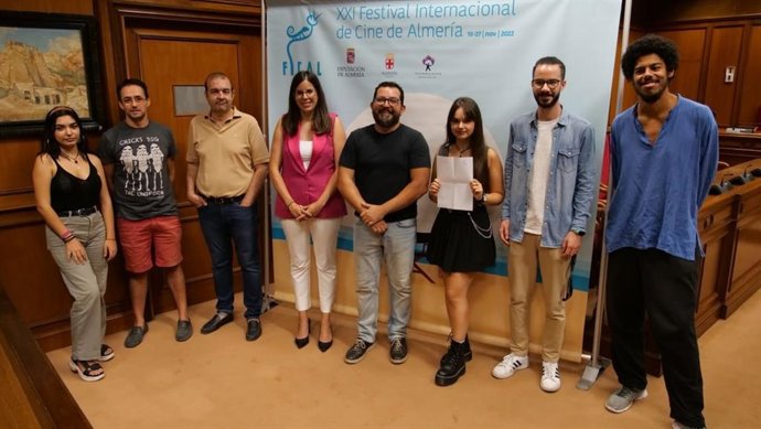 La diputada de Cultura y Cine, Almudena Morales; el director, Enrique Iznaola; y el tutor de esta actividad, Nico Fernández, han presidido este domingo el acto de inicio de Maratón 48X3.
