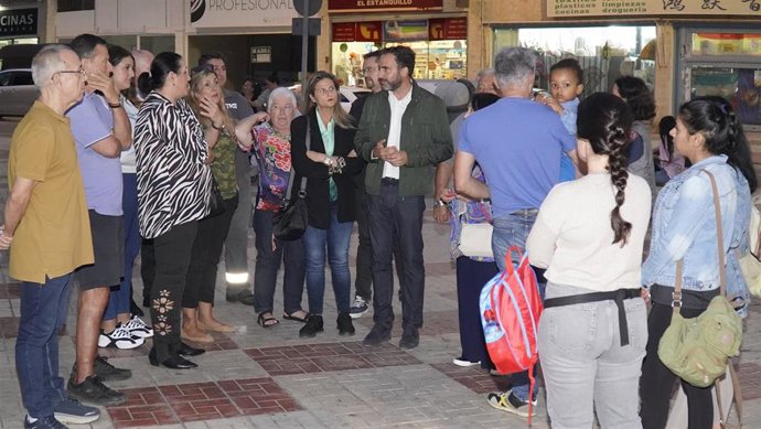El portavoz socialista Daniel Pérez junto a la concejala Lorena Doña con vecinos de La Roca.