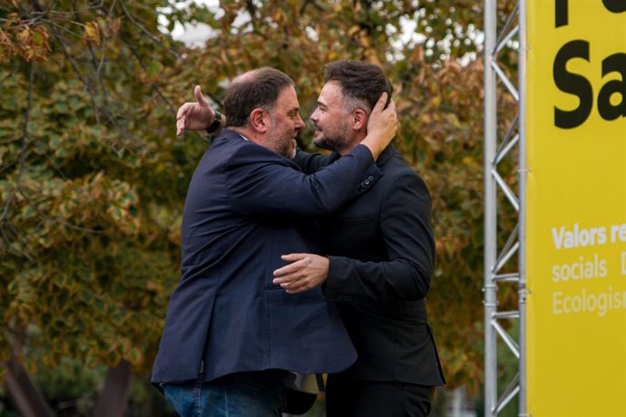El líder d'ERC, Oriol Junqueras, amb el portaveu d'ERC al Congrés i candidat a l'Alcaldia de Santa Coloma de Gramenet (Barcelona), Gabriel Rufián