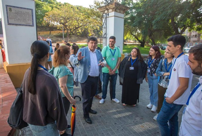 Gabriel Cruz, alcalde de Huelva, junto a los alumnos del Programa de Empleo y Formación 'Huelva Promoción Turística'
