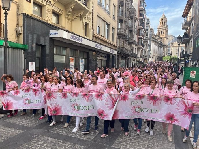 En la marea rosa organizada por la Asociación Jiennense de Cáncer de Mama (Ajicam) , y que cuenta con el patrocinio del Ayuntamiento de Jaén, ha participado el alcalde de la capital, Julio Millán.