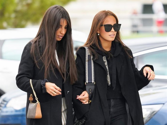 Gloria Camila junto a una amiga