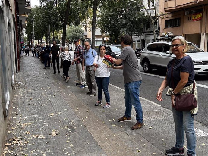 La cadena humana que ha ayudado a trasladar 12.000 libros de la librería NoLlegiu en el Clot de Barcelona a su nueva sede