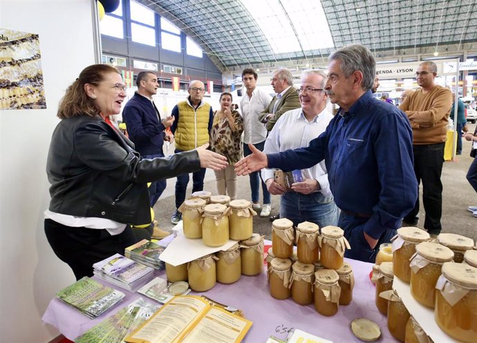 El presidente de Cantabria, Miguel Ángel Revilla, visita la XII Feria Nacional Apícola de Cantabria que se celebra en Torrelavega