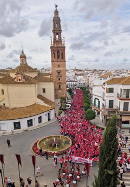 Marcha rosa en Carmona con motivo de la lucha contra el cáncer de mama.