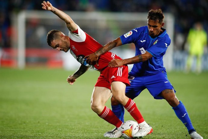 Archivo - Javier Galan of Celta and Damian Suarez of Getafe in action during the spanish league, La Liga Santander, football match played between Getafe CF and Celta de Vigo at Coliseum Alfonso Perez stadium on October 25, 2021, in Getafe, Madrid, Spain.