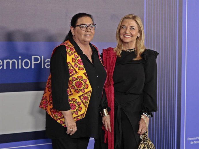 MARÍA DEL MONTE CON INMACULADA CASAL EN LOS PREMIOS PLANETA 2022