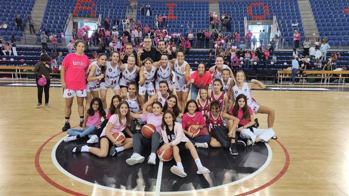 El partido solidario de baloncesto femenino recauda 500 euros para la lucha contra el cáncer