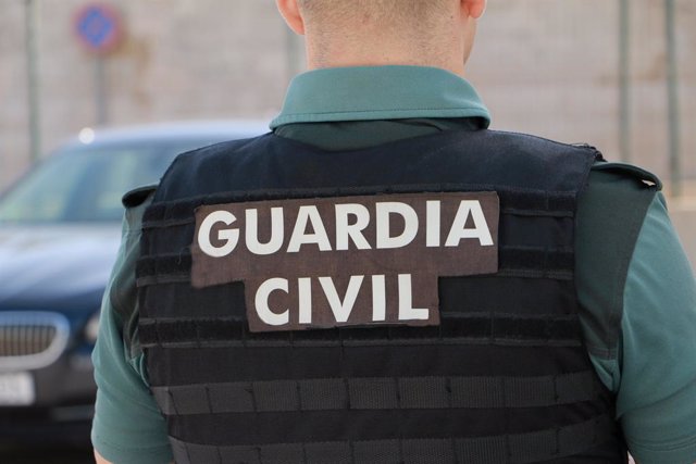 Imagen de archivo de un agente de la Guardia Civil de espaldas.