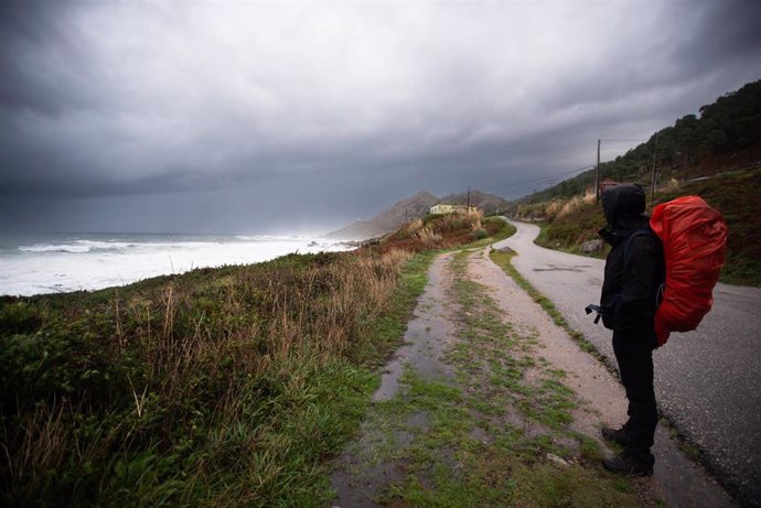 Un peregrino francés realiza el Camino de Santiago, a pesar del temporal, en la zona de Santa Maria de Oia hasta Cabo Silleiro, a 20 de octubre de 2022, en Pontevedra
