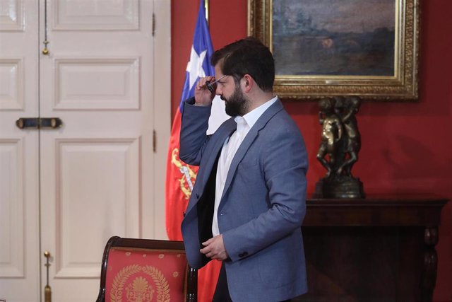El presidente de Chile, Gabriel Boric Font, recibe al nuevo Comandante en Jefe de la Fuerza Aérea, Hugo Rodríguez González, en la Casa de la Moneda.