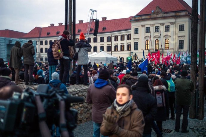 Archivo - Imagen de archivo de ciudadanos protestando contra las políticas del primer ministro de Hungría, Viktor Orbán, Budapest