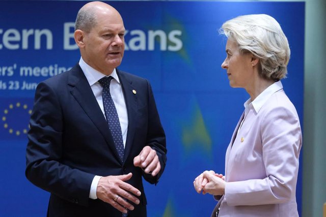 Archivo - Imagen de archivo del canciller de Alemania, Olaf Scholz, junto a la presidenta de la Comisión Europea, Ursula von Der Leyen, antes de una reunión entre la UE y los Balcanes.