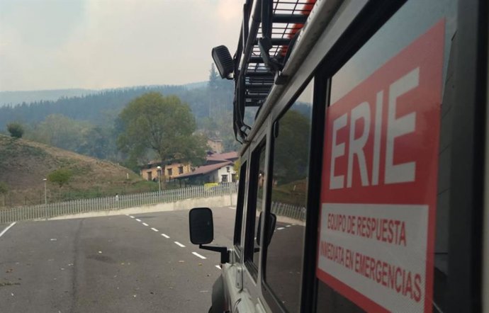 Efectivos y recursos de Cruz Roja Bizkai en la zona junto a los servicios de emergencia y personal trabajando en la extinción del incendio de Balmaseda