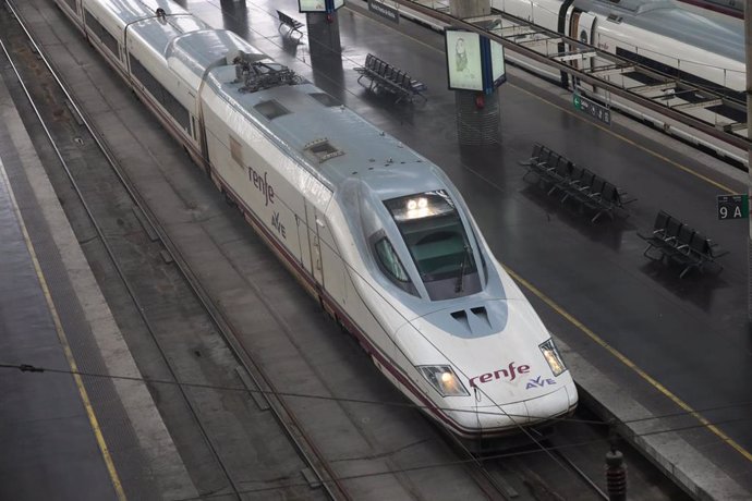 Archivo - Un tren AVE entra en un andén de la estación de Atocha en Madrid
