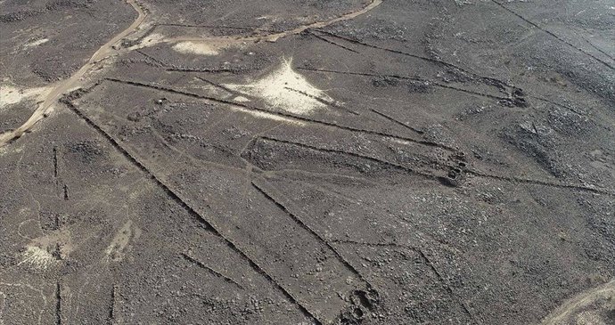 Aerial view of a kite in the Khaybar area of north-west Saudi Arabia. These ancient hunting structures were named kites by aviators in the 1920s because, observed from above, their form is reminiscent of old-fashioned childs kites with streamers. (Di