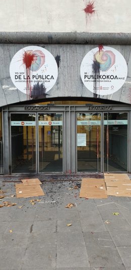 Arrojan pintura contra el departamento de Educación del Gobierno foral.