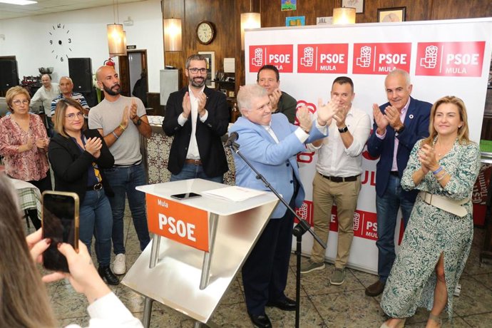 El secretario general del PSOE en la Región de Murcia, Pepe Vélez, en el centro, durante el acto de convivencia organizado por el partido en Mula