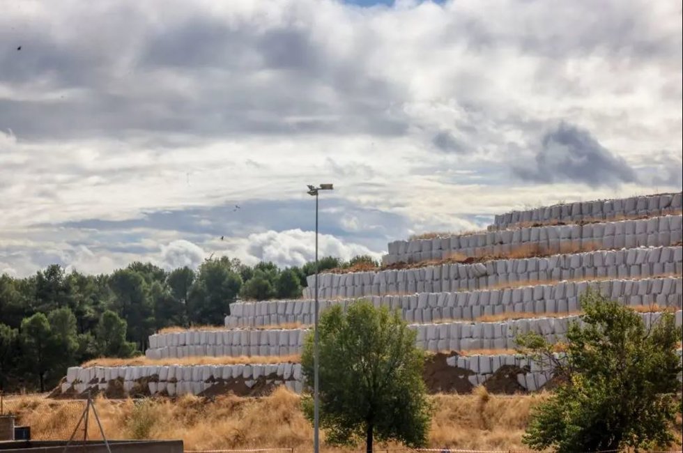 Sacos de cenizas al aire libre en Valdemingómez