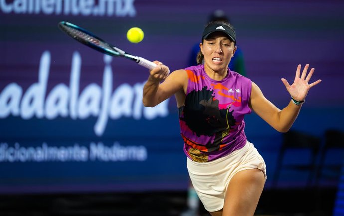 Jessica Pegula of the United States in action during the semi-final of the 2022 WTA Guadalajara Open Akron WTA 1000 tournament against Victoria Azarenka of Belarus