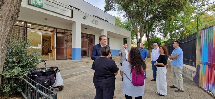 El delegado de Educación, Juan Tomás de Aragón, en su visita al CEIP Juan de Mairena, junto al delegado del Distrito, Juan Antonio Barrionuevo y parte del equipo directivo del centro.