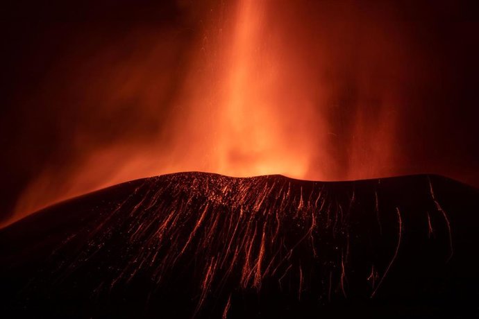 Archivo - Lava del volcán vista desde El Paso