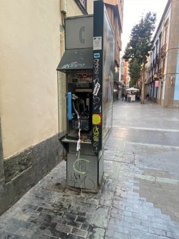 Estado de una antigua cabina de teléfono en Las Palmas de Gran Canaria