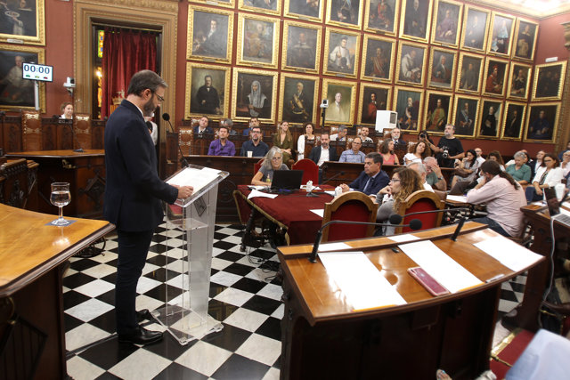El alcalde de Palma, José Hila, interviene durante el pleno del Debate sobre el Estado de la Ciudad.