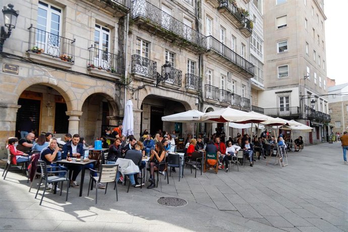 Archivo - Grupos de comensales sentados en una terraza de un establecimiento, a 23 de octubre de 2021, en Vigo, Galicia (España). Este sábado entra en vigor en Galicia el levantamiento del estado de emergencia sanitaria decretado en marzo de 2020. Ademá