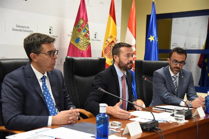El consejero de Desarrollo Sostenible, José Luis Escudero (c) durante su reunión con una delegación de Croacia.