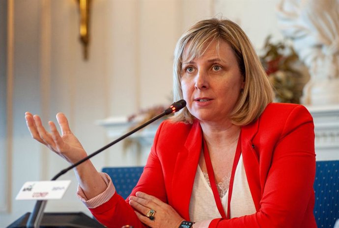 Archivo - Patricia Suárez, presidenta de Asufin, durante su intervención en el curso de verano organizado por la APIE en la UIMP de Santander.