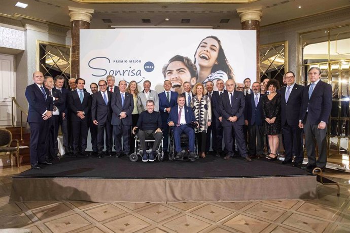 El Consejo General de Dentistas y la FDE entregan el Premio Mejor Sonrisa 2022 a Juan Carlos Unzué
