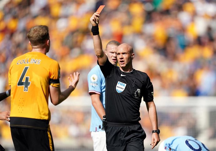 Archivo - 17 September 2022, United Kingdom, Wolverhampton: Referee Anthony Taylor shows Wolverhampton Wanderers' Nathan Collins (L) the red card during the English Premier League soccer match between Wolverhampton Wanderers and Manchester City at Molin