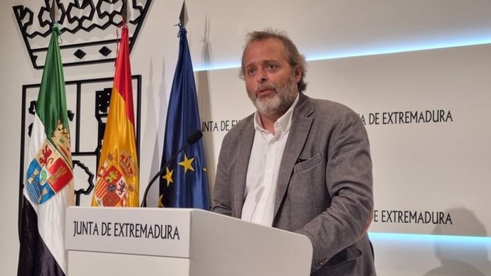 El consejero de Economía, Ciencia y Agenda Digital de la Junta de Extremadura, Rafael España, en rueda de prensa sobre una Escuela de Financiación Empresarial