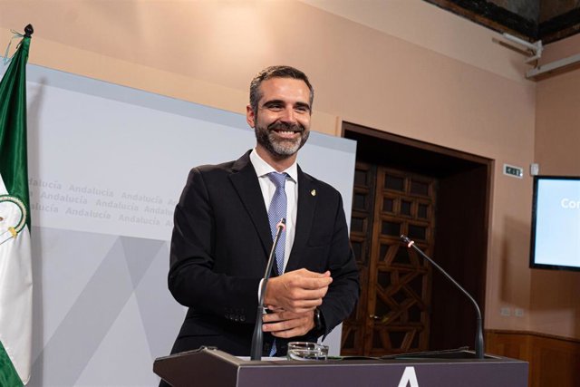 El presidente de la Junta de Andalucía, Juanma Moreno, durante la visita a las nuevas instalaciones de ROVI en Escúzar, Granada, en una imagen de archivo