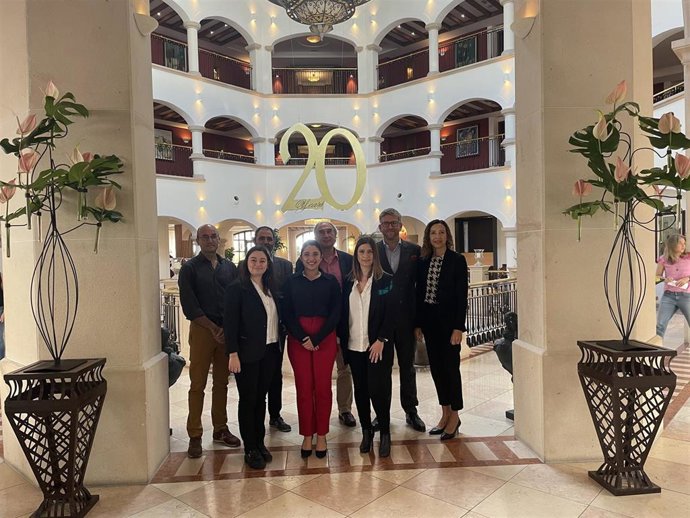 El conseller de Educación, Martí March, en su visita al hotel donde fueron contratados cuatro ex alumnos de Formación Profesional.