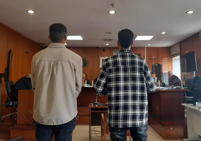 Los dos acusados de violar a una mujer, abuseltos por la Audiencia, durante el juicio celebrado el pasado mes de septiembre.