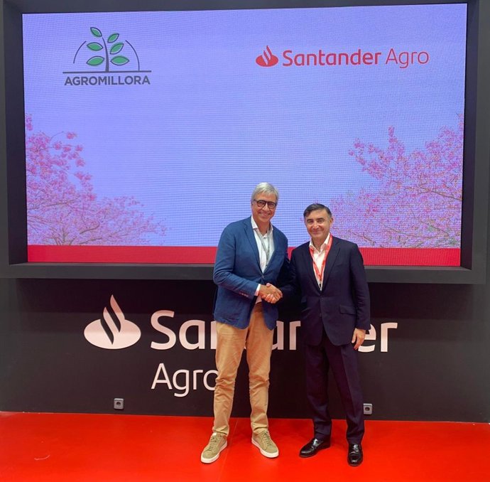El director de Empresas e Instituciones de Santander España, Antonio Román y el consejero delegado de Agromillora, Jordi Mateu, acuerdan impulsar el 'leasing' de plantas