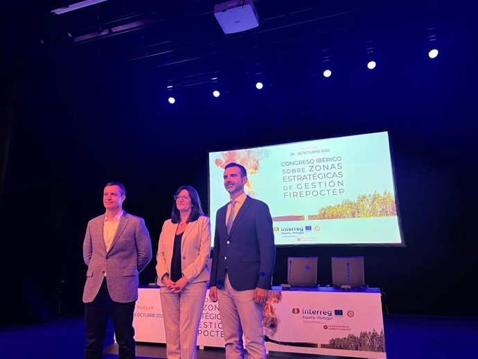 El consejero de Sostenibilidad, Medio Ambiente y Economía Azul, Ramón Fernández-Pacheco (derecha), durante  el acto inaugural del Congreso Ibérico Sobre Zonas Estratégicas de Gestión Firepoctep en Huelva.