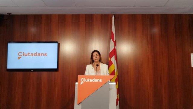 La hasta ahora presidenta del grupo municipal de Cs en el Ayuntamiento de Barcelona, Luz Guilarte, en rueda de prensa.