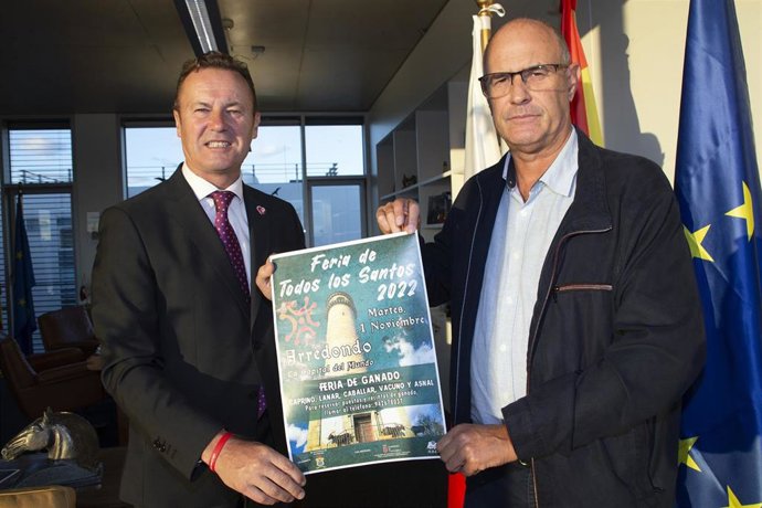 El Consejero De Desarrollo Rural, Ganadería, Pesca, Alimentación Y Medio Ambiente, Guillermo Blanco, Presenta, Junto Al Alcalde De Arredondo, Leoncio Carrascal, El Cartel De La Feria Ganadera De Todos Los Santos